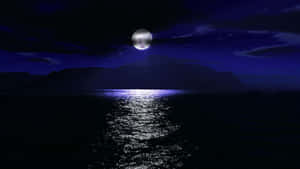 滿月映照在平靜的海面上，山脈輪廓在黑暗的天空下。 — 夜空 壁紙