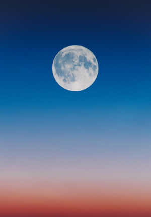 滿月在藍色和橙色色調的暮色天空中閃耀。 — 月夜星空 壁紙