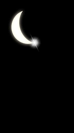 黑暗夜空中的彎月和明亮星星 — 魔法森林 壁紙
