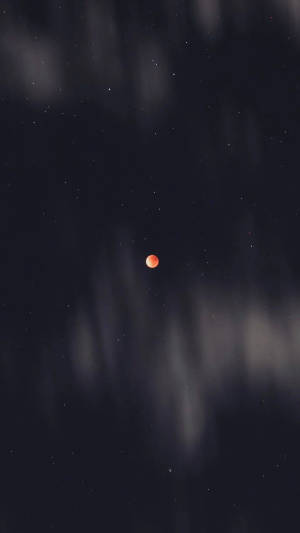 在繁星點點的夜空中，一輪發光的橙色月亮與飄動的雲層。 — 月光 壁紙