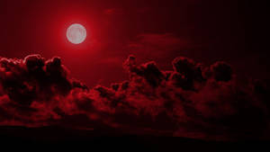 一輪帶紅色的滿月照亮了夜空中的黑暗暴風雲。 — 高畫質月亮 壁紙