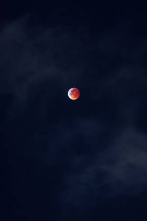 血月在黑暗多雲的夜空中與星星一同發光 — 紅色美學 iPhone 壁紙