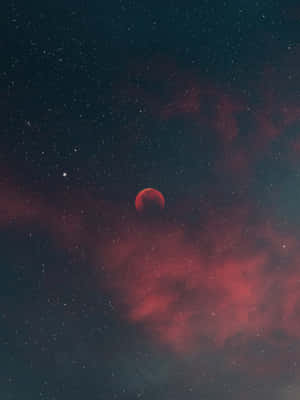 血月在繁星點點的天空中發光，伴隨著紅色星雲雲層。 — 高畫質月亮 壁紙