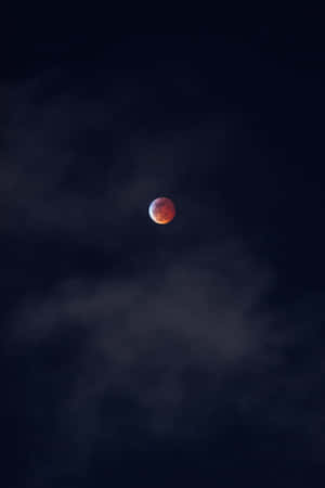 血月在繁星點點的夜空中穿雲升起。 — 高畫質月亮 壁紙