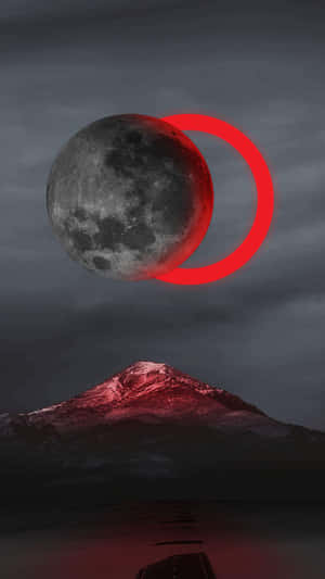 血月帶紅環，位於積雪山峰之上，倒映在黑暗水中。 — 月夜星空 壁紙