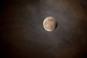 夜晚透過烏雲，被地球陰影部分遮蔽的月亮。 — 高畫質月亮 壁紙