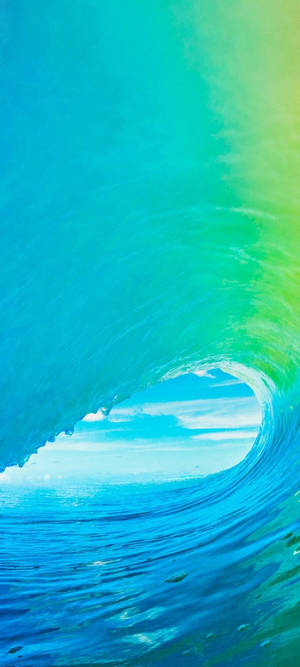 一道色彩驚豔的海浪形成隧道，內部可見天空。 — 波浪 壁紙