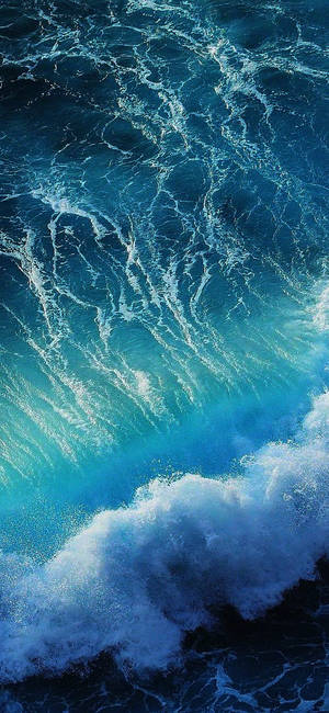 一道破碎的海浪，帶有藍綠色和深藍色的海水以及白色浪花。 — Google Pixel 6 Pro 壁紙