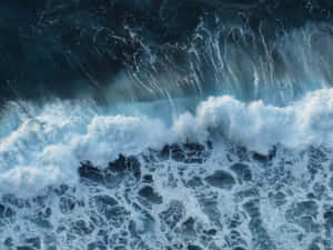 一道帶有白色泡沫和深藍色海水的撞擊海浪。 — 波浪 壁紙