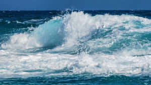 強勁的海浪帶著白色泡沫衝擊著深藍色的大海。 — 海灘日落 壁紙