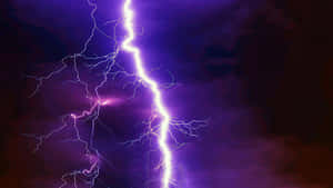 一道鮮明的紫色閃電照亮了黑暗的暴風雨天空。 — 紫色光劍 壁紙
