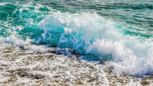 藍綠色海浪拍打岩石海岸，白色泡沫飛濺 — 波浪 壁紙