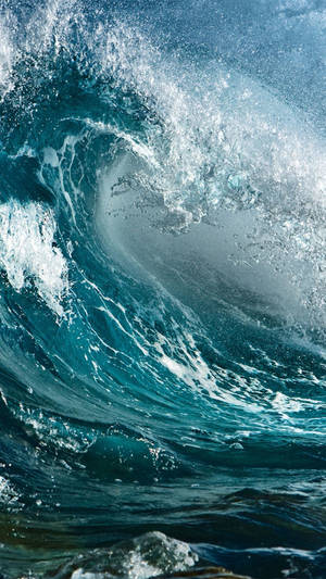 一道巨大的捲曲海浪，帶有藍綠色海水和白色泡沫。 — 波浪 壁紙