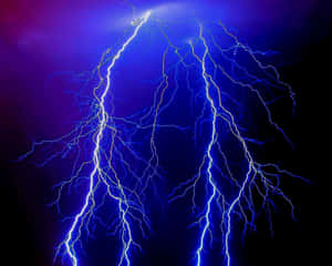 強烈的藍色閃電照亮了黑暗暴風雨的天空。 — 藍色美學電腦 壁紙