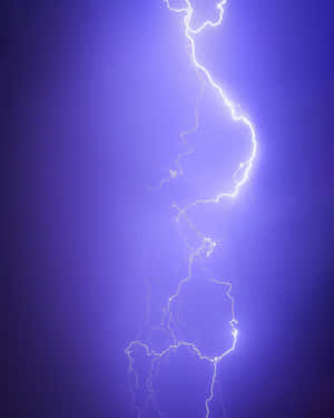 一道明亮的閃電照亮了深紫色的暴風雨天空。 — 閃電麥坤 壁紙