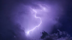 強烈的閃電照亮了暴風雨的紫色夜空。 — 閃電 壁紙