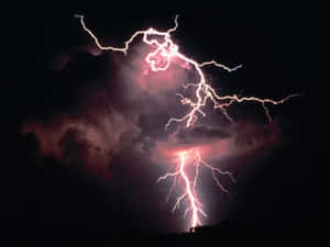 強烈的閃電在夜間照亮了黑暗的暴風雲。 — 明亮 壁紙