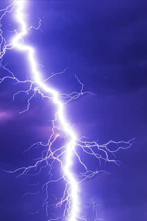 一道明亮的閃電照亮了深紫色的暴風雨天空。 — 閃電 壁紙
