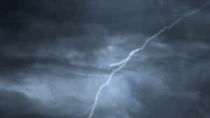 一道明亮的閃電照亮了黑暗的暴風雨天空。 — 閃電 壁紙