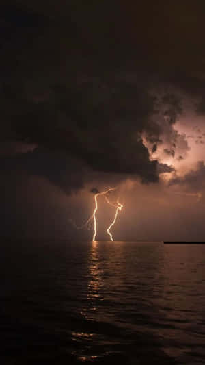 暴風夜空下黑暗海面上的閃電 — 海洋 壁紙
