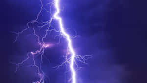 強烈的閃電照亮了黑暗的暴風雨夜空。 — 閃電 壁紙