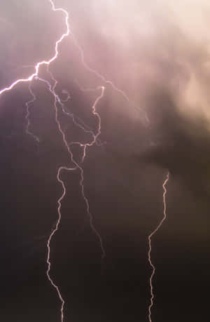 明亮的閃電照亮了戲劇性天空中黑暗的暴風雲。 — 小米平板 8 Pro 壁紙