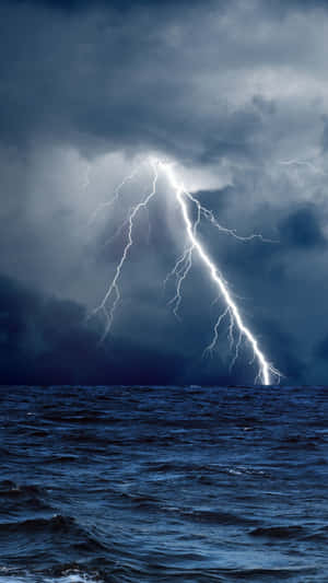 暴風雨之夜，閃電擊中海洋。 — 海洋 壁紙