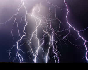 強烈的閃電在黑暗的暴風雨夜空中劈啪作響。 — 閃電 壁紙