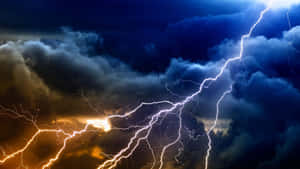 強烈的閃電劃過湍急的暴風雨天空，伴隨著烏雲。 — 閃電 壁紙