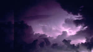 紫色閃電在夜間穿過黑暗的暴風雲閃爍。 — 天氣 壁紙