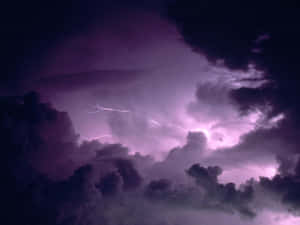 紫色閃電在夜間穿過黑暗的暴風雲閃爍。 — 天氣 壁紙