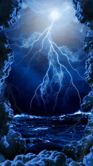 閃電擊中夜晚暴風雨的海面，被烏雲環繞。 — 天氣 壁紙