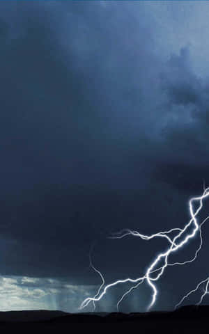 一道強大的閃電照亮了黑暗景觀上方暴風雨的夜空。 — Pixel Tablet 壁紙