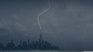 閃電擊中世界貿易中心一號大樓附近，在黑暗暴風雨的城市景觀中。 — 閃電 壁紙