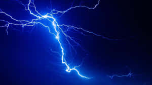 強烈的藍色閃電照亮了黑暗的暴風雨天空。 — 閃電 壁紙