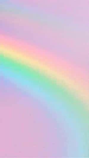 一道柔和的粉彩彩虹橫掃過柔和的漸變天空。 — 驕傲 GIF 壁紙