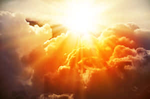 陽光穿過戲劇性天空中的橙色和白色雲層。 — 明亮 壁紙