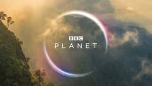 BBC Planet 標誌在霧氣瀰漫的山景上發光 — 英國 壁紙