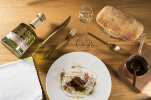 木桌上搭配葡萄酒、麵包和餐具的鴨肉美食。 — 甜點 壁紙