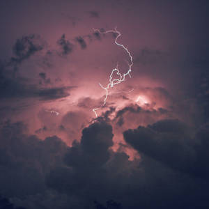 一道強大的閃電照亮了暴風雨的紫色天空。 — 閃電麥坤 壁紙