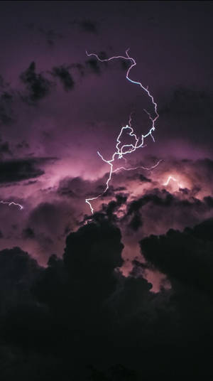 閃電劃過黑暗的暴風雨天空，伴隨著紫色的雲層。 — 光線 壁紙