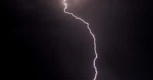 一道明亮的閃電照亮了黑暗的暴風雨天空。 — 霹靂貓 壁紙