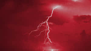 一道明亮的閃電照亮了紅色的暴風雨天空。 — 閃電 壁紙