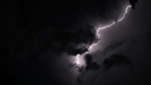 一道明亮的閃電在夜間穿過黑暗的暴風雲層分叉。 — 黑夜 壁紙