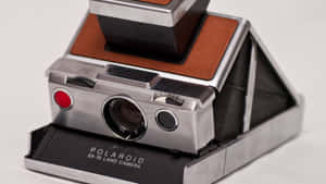 白色表面上復古Polaroid SX-70 Land Camera的特寫。 — 拍立得 壁紙