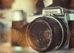 懷舊Nikon相機鏡頭特寫，背景溫暖散景。 — 攝影 壁紙