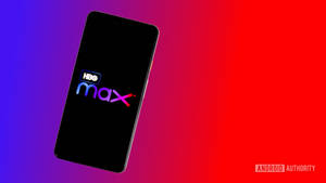 智慧型手機在彩色漸層背景上顯示HBO Max標誌。 — 可愛的機器人 壁紙