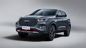 深灰色 Tiggo 4 Pro SUV 在工作室燈光下帶有紅色飾邊。 — 好看汽車 壁紙