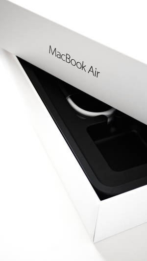 白色 MacBook Air 從其時尚的白色包裝中露出。 — MacBook Air 壁紙