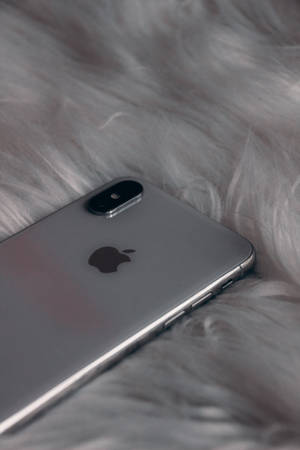 銀色iPhone放在蓬鬆白色地毯上 — Marshmello iPhone 壁紙